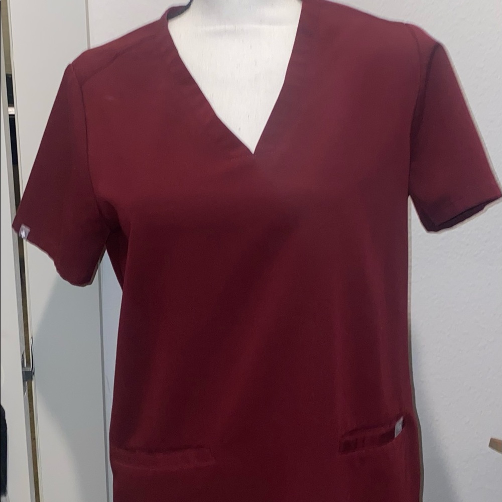 FIGS! One scrub top 3 pocket Casma with 2 pairs of Livingston Basic Scrub Pants